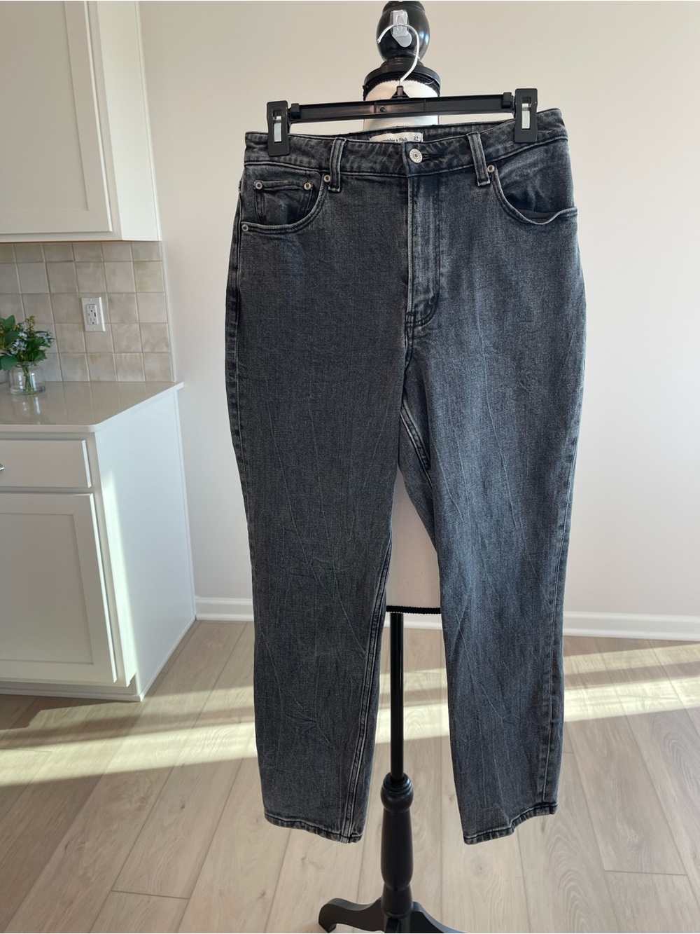 Abercrombie & Fitch The Mom High Rise Curve Love size 4 casual modest denim